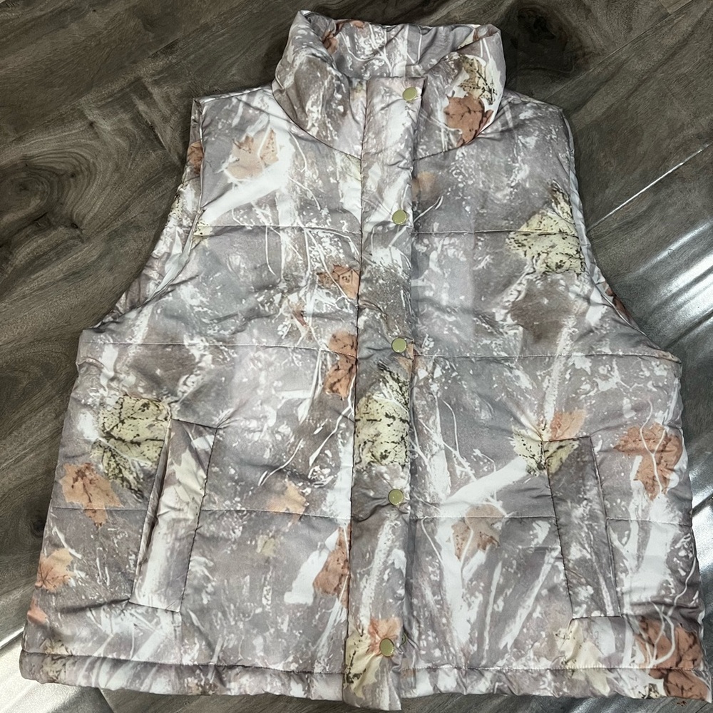 Women’s Camouflage Puffer Vest L. NWT fits oversized